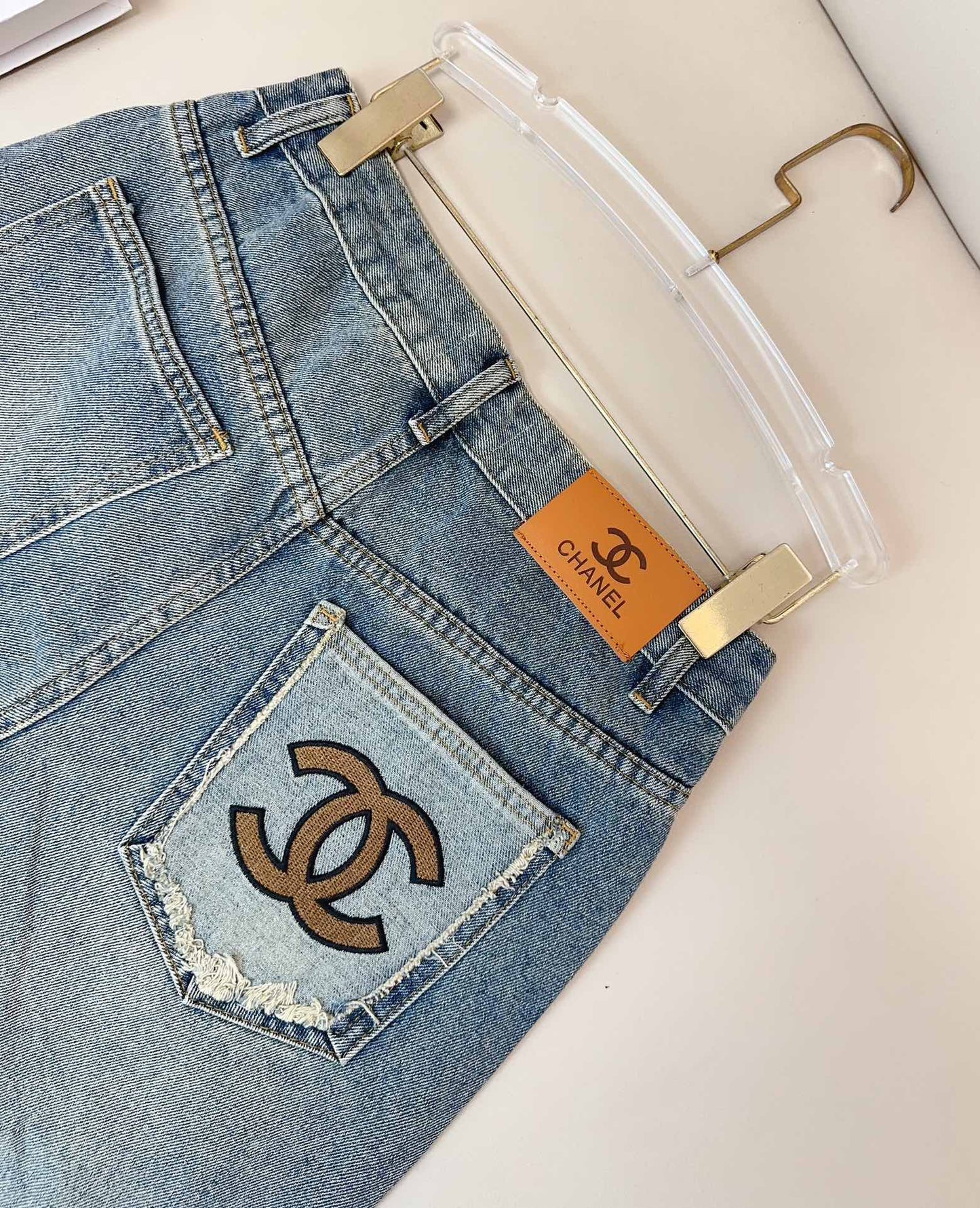 0528 Contrast color embroidered logo jeans