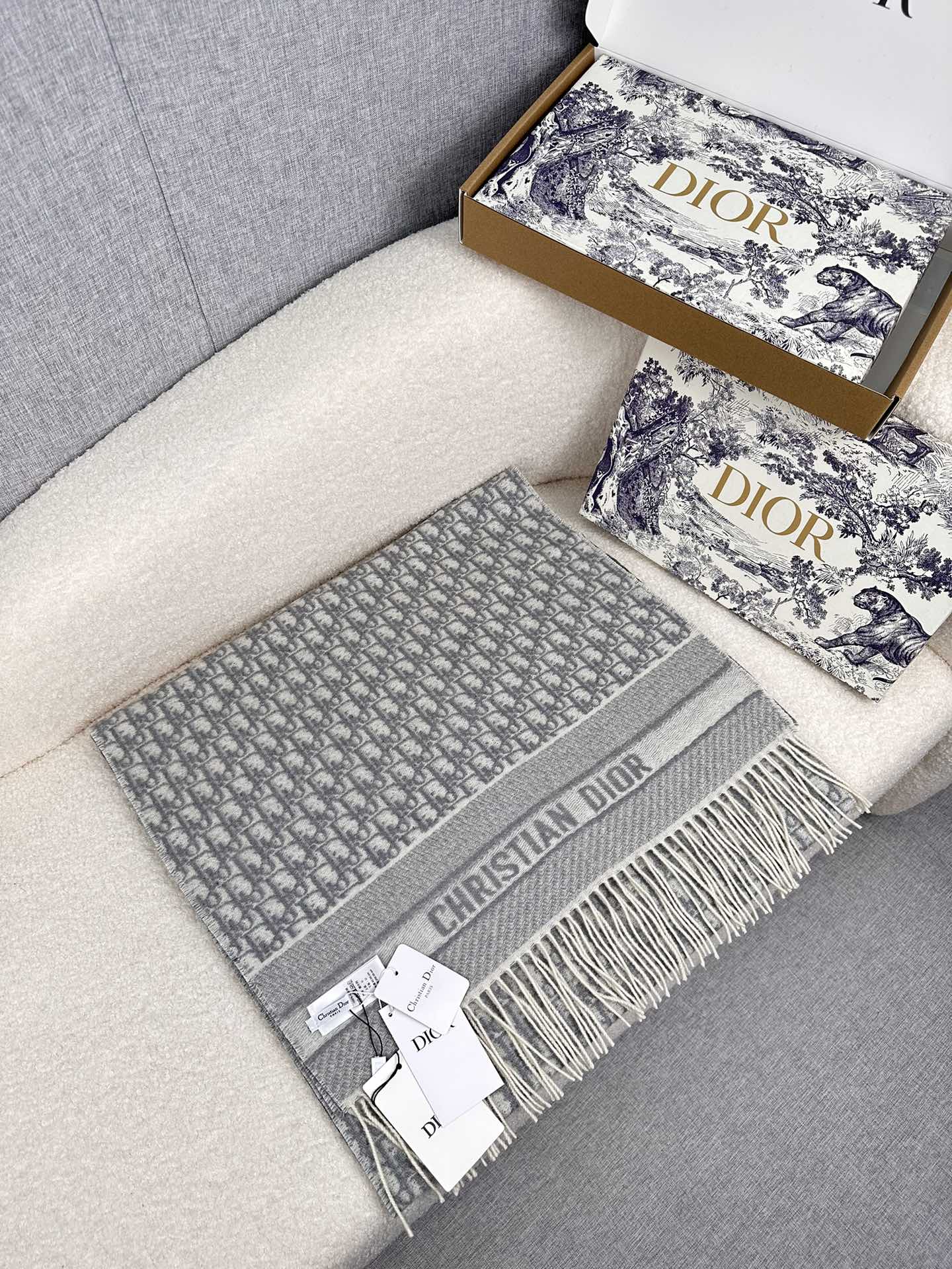 1007 Exquisite delicate soft skin scarf